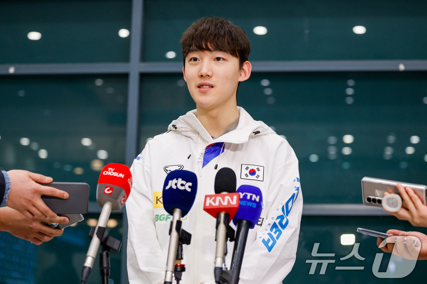 (인천공항=뉴스1) 안은나 기자 = 2026 ISU(국제빙상경기연맹) 쇼트트랙 세계선수권대회에서 생애 첫 2관왕을 달성한 임종언이 17일 오후 인천국제공항 1터미널을 통해 입국, …