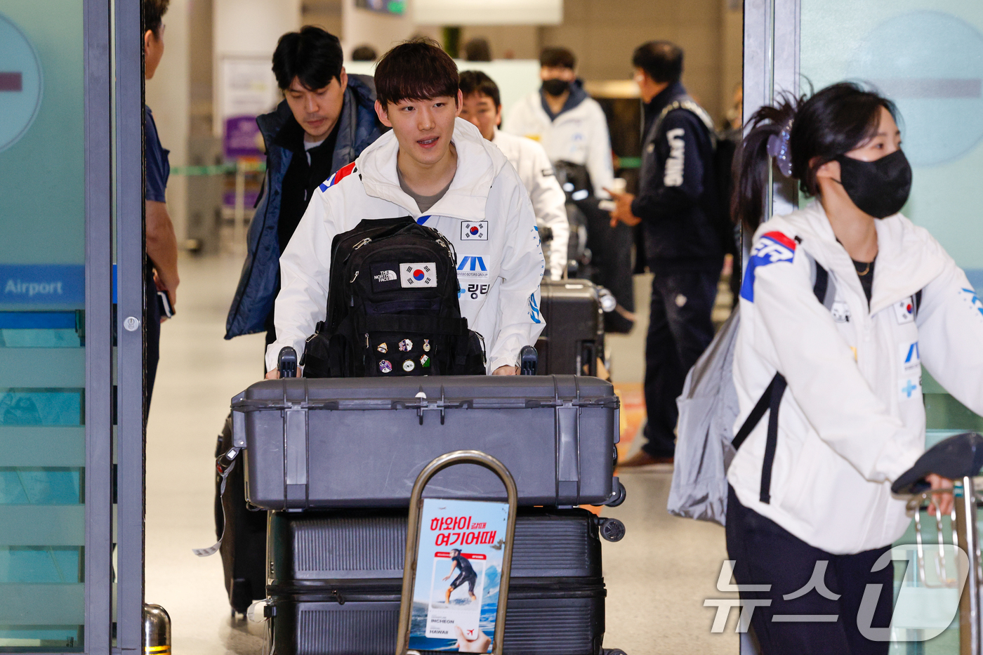 (인천공항=뉴스1) 안은나 기자 = 2026 ISU(국제빙상경기연맹) 쇼트트랙 세계선수권대회에서 생애 첫 2관왕을 달성한 임종언이 17일 오후 인천국제공항 1터미널을 통해 입국하고 …
