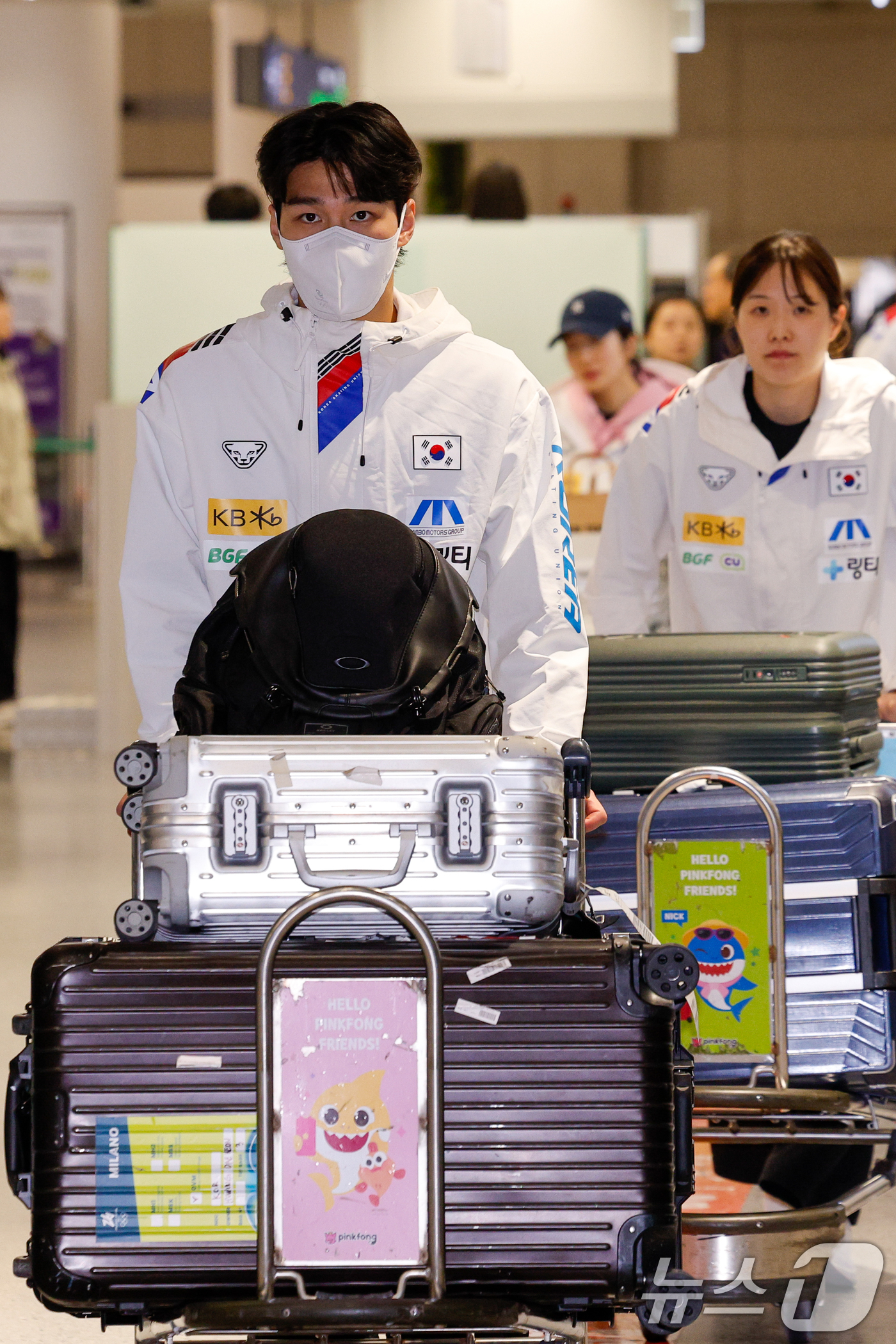 (인천공항=뉴스1) 안은나 기자 = 황대헌이 2026 ISU(국제빙상경기연맹) 쇼트트랙 세계선수권대회를 마치고 17일 오후 인천국제공항 1터미널을 통해 입국하고 있다. 2026.3 …