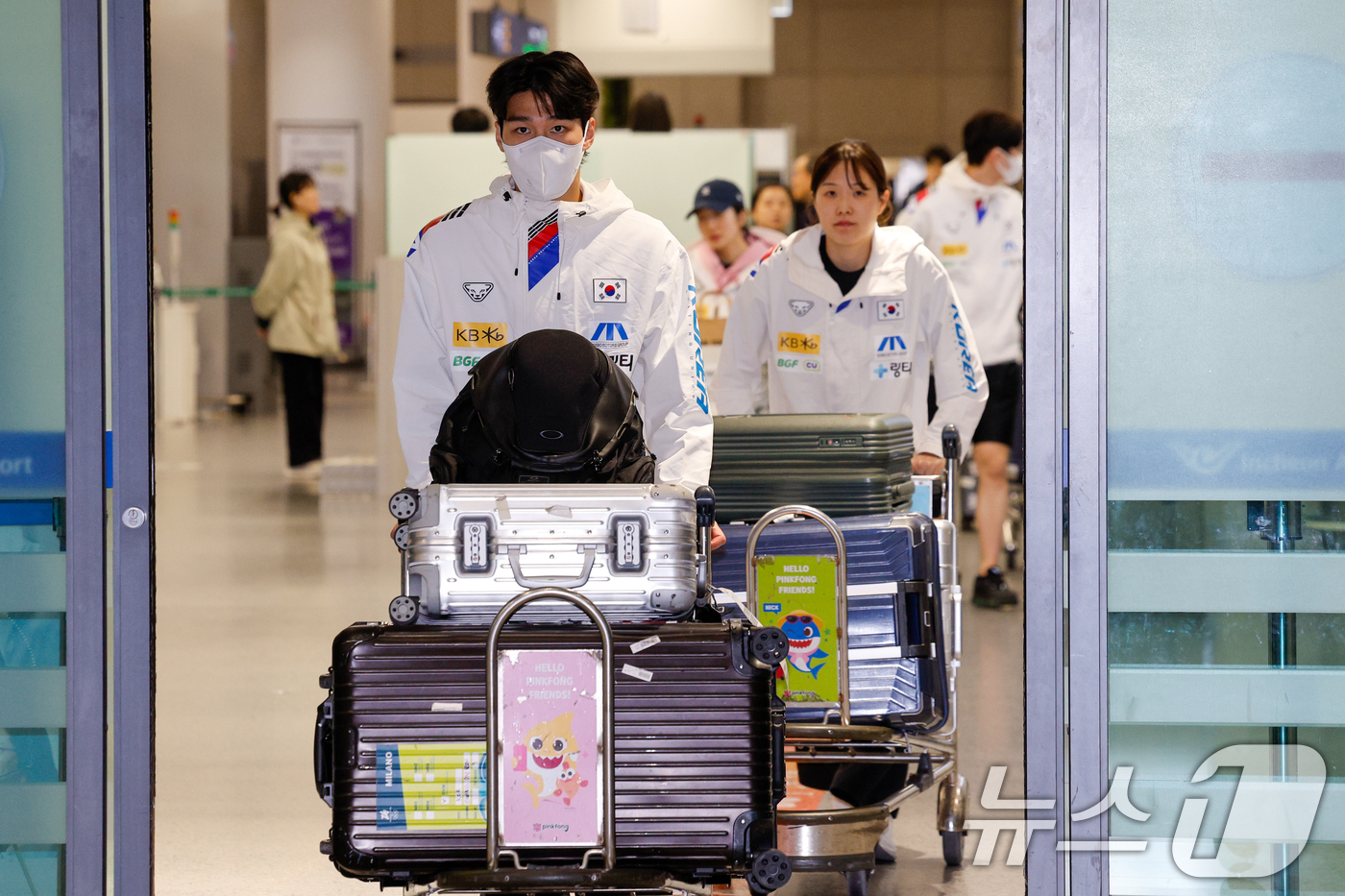 (인천공항=뉴스1) 안은나 기자 = 황대헌이 2026 ISU(국제빙상경기연맹) 쇼트트랙 세계선수권대회를 마치고 17일 오후 인천국제공항 1터미널을 통해 입국하고 있다. 2026.3 …