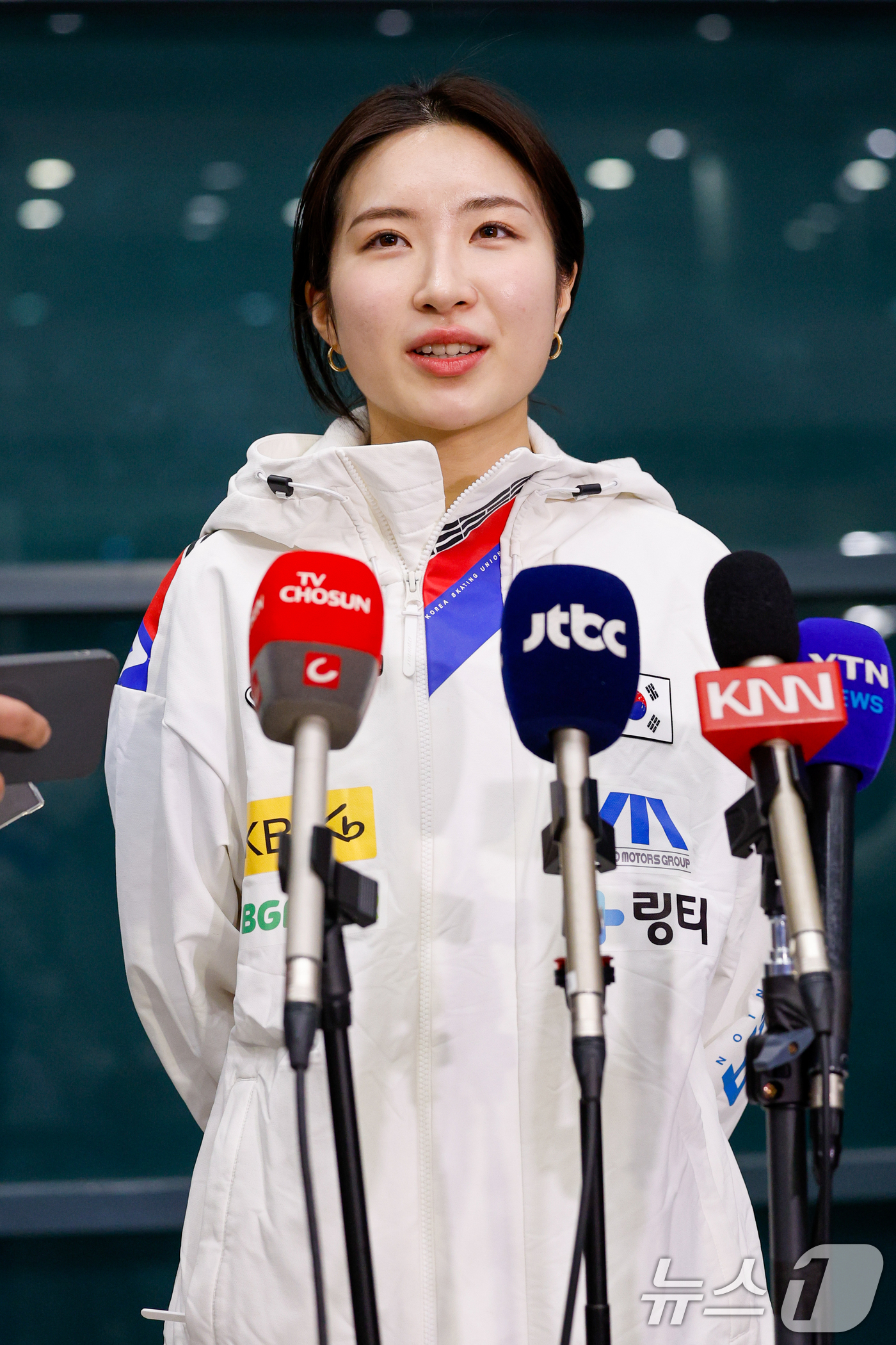 (인천공항=뉴스1) 안은나 기자 = 2026 ISU(국제빙상경기연맹) 쇼트트랙 세계선수권대회에서 생애 첫 2관왕을 달성한 김길리가 17일 오후 인천국제공항 1터미널을 통해 입국, …