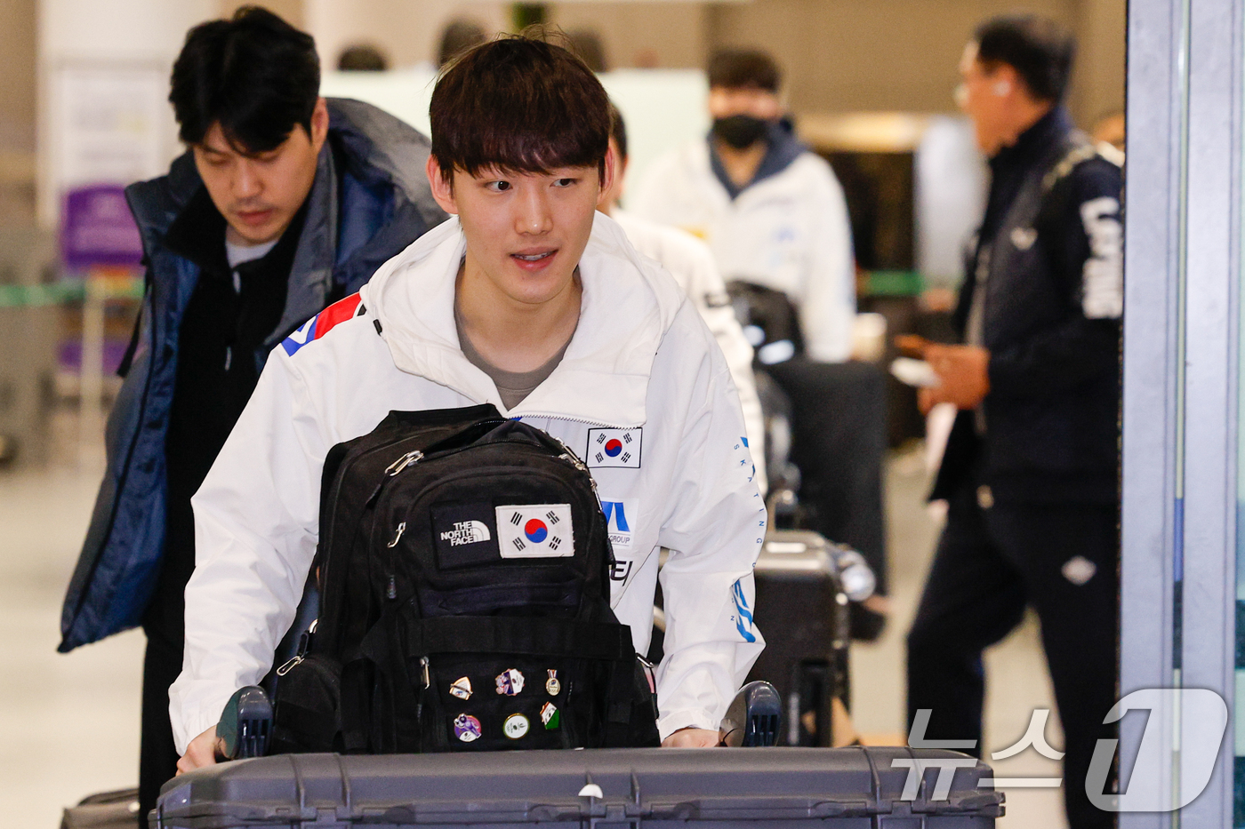 (인천공항=뉴스1) 안은나 기자 = 2026 ISU(국제빙상경기연맹) 쇼트트랙 세계선수권대회에서 생애 첫 2관왕을 달성한 임종언이 17일 오후 인천국제공항 1터미널을 통해 입국하고 …