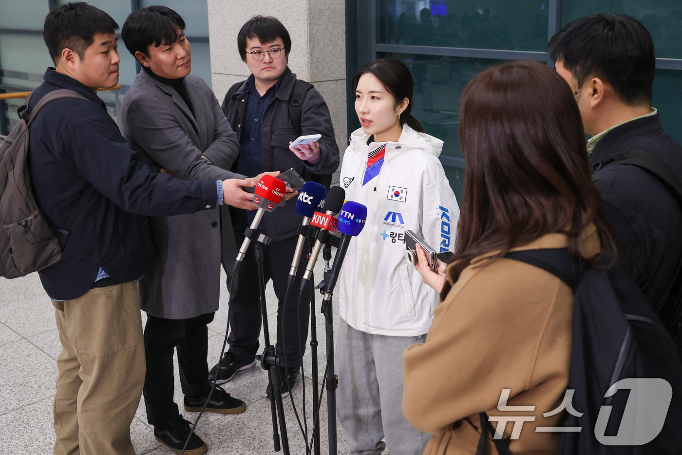 (인천공항=뉴스1) 안은나 기자 = 2026 ISU(국제빙상경기연맹) 쇼트트랙 세계선수권대회에서 1000m, 1500m 금메달로 생애 첫 2관왕을 달성한 김길리가 17일 오후 인천 …