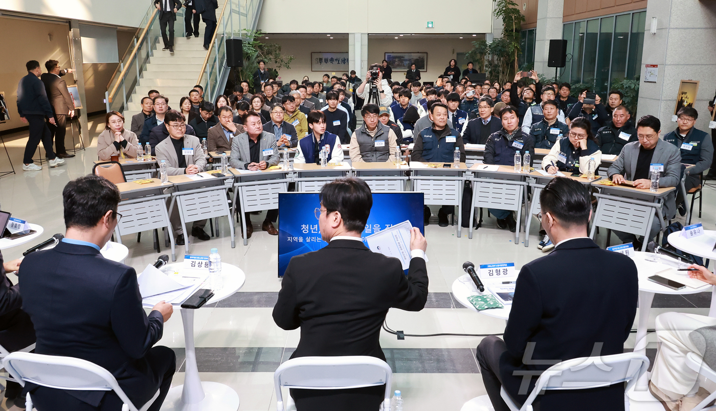 (서울=뉴스1) = 김영훈 고용노동부장관이 17일오후 강원도 강릉시 가톨릭관동대학교에서 '청년, 건설의 내일을 짓다'를 주제로 건설업 관계자와 타운홀 미팅을 하고 있다.김영훈 장관 …