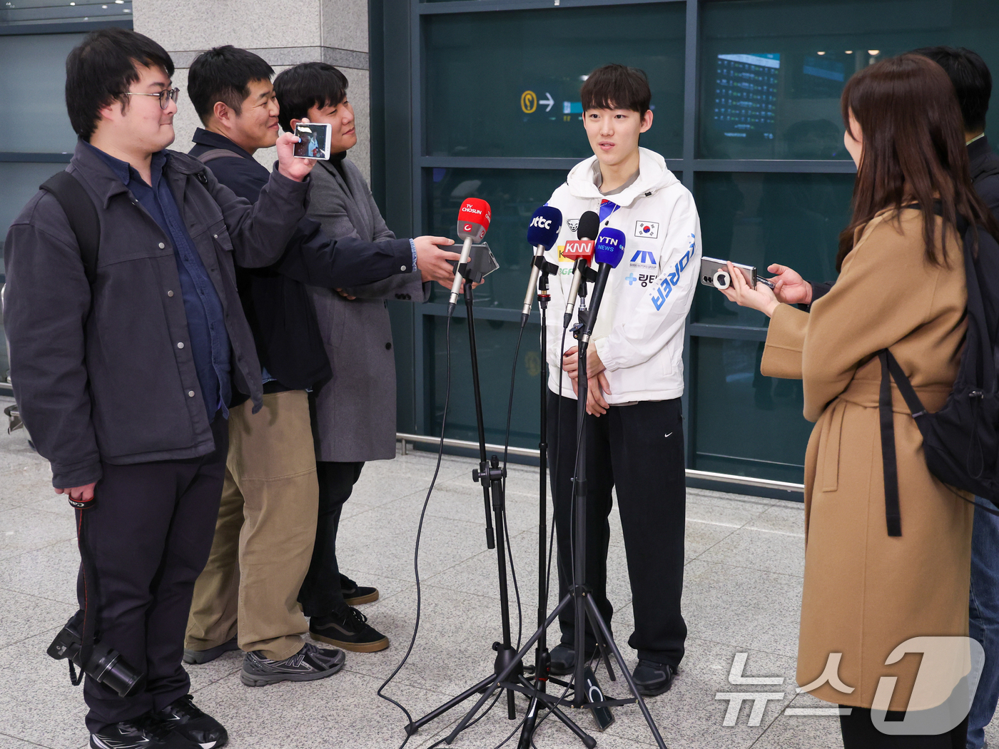 (인천공항=뉴스1) 안은나 기자 = 2026 ISU(국제빙상경기연맹) 쇼트트랙 세계선수권대회에서 1000m, 1500m 금메달로 생애 첫 2관왕을 달성한 임종언이 17일 오후 인천 …