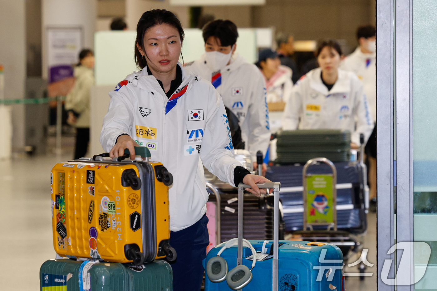 (인천공항=뉴스1) 안은나 기자 = 심석희, 황대헌이 2026 ISU(국제빙상경기연맹) 쇼트트랙 세계선수권대회를 마치고 17일 오후 인천국제공항 1터미널을 통해 입국하고 있다. 2 …