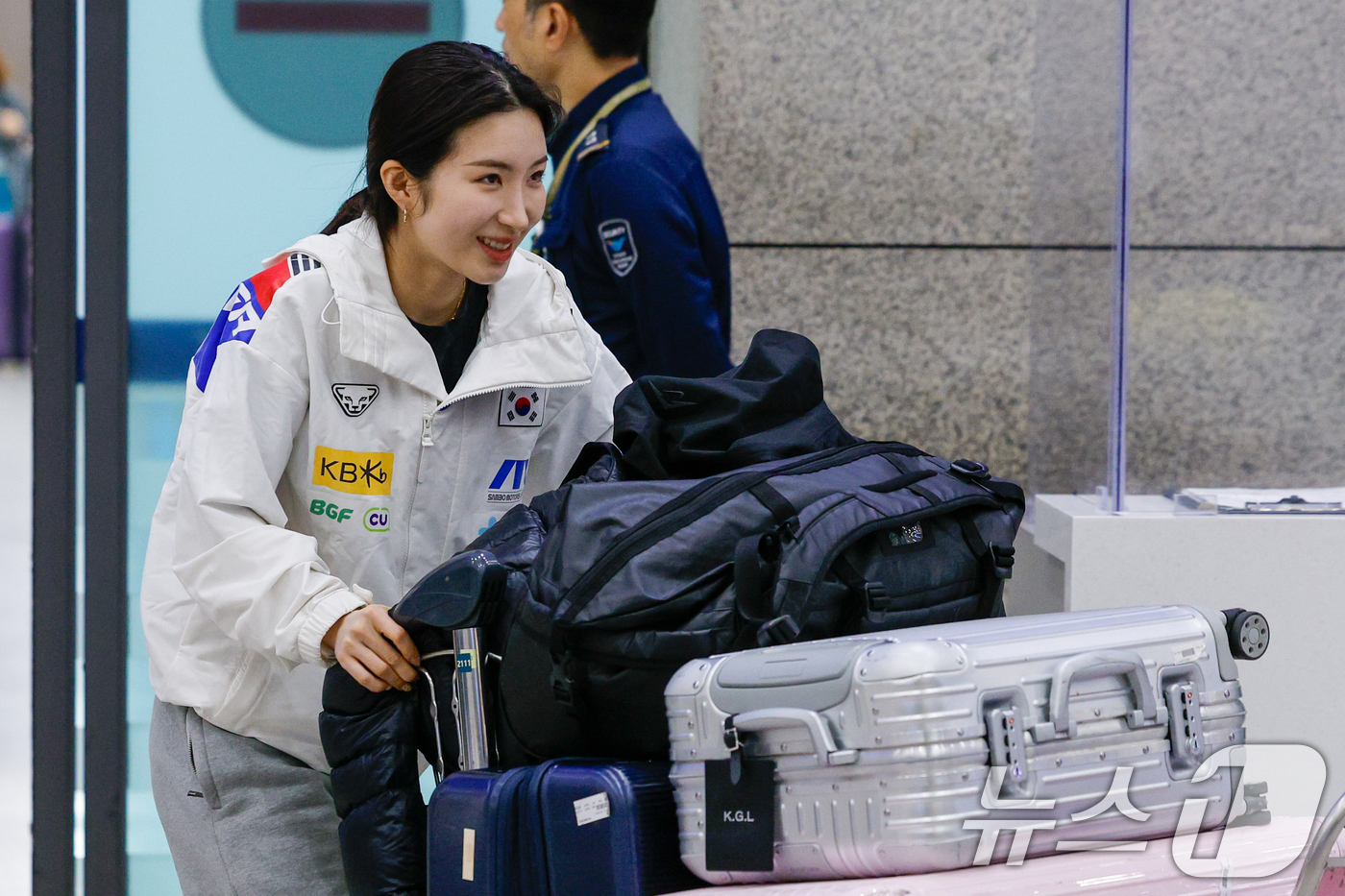 (인천공항=뉴스1) 안은나 기자 = 2026 ISU(국제빙상경기연맹) 쇼트트랙 세계선수권대회에서 1000m, 1500m 금메달로 생애 첫 2관왕을 달성한 김길리가 17일 오후 인천 …