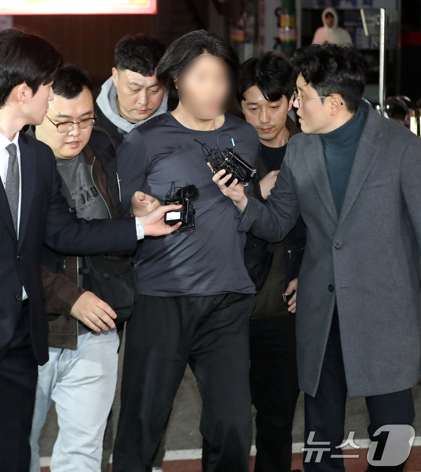(부산=뉴스1) 윤일지 기자 = 부산의 한 아파트에서 항공사 기장을 흉기로 살해한 혐의를 받는 50대 피의자 A 씨가 17일 오후 부산진경찰서로 압송되고 있다.A 씨는 전 직장 동 …