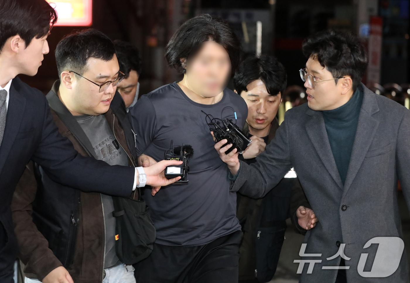 (부산=뉴스1) 윤일지 기자 = 부산의 한 아파트에서 항공사 기장을 흉기로 살해한 혐의를 받는 50대 피의자 A 씨가 17일 오후 부산진경찰서로 압송되고 있다.A 씨는 전 직장 동 …