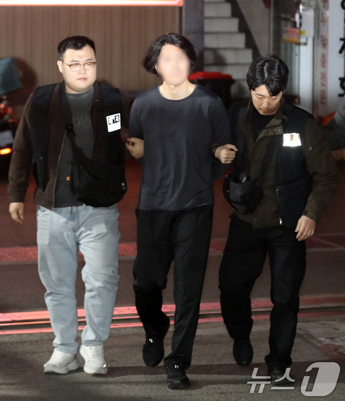 (부산=뉴스1) 윤일지 기자 = 부산의 한 아파트에서 항공사 기장을 흉기로 살해한 혐의를 받는 50대 피의자 A 씨가 17일 오후 부산진경찰서로 압송되고 있다.A 씨는 전 직장 동 …