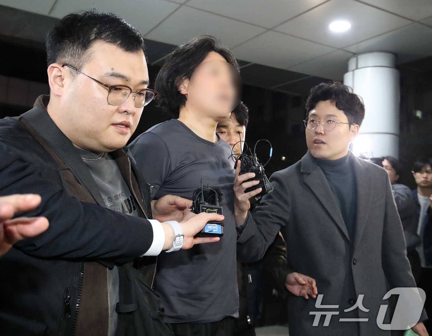 (부산=뉴스1) 윤일지 기자 = 부산의 한 아파트에서 항공사 기장을 흉기로 살해한 혐의를 받는 50대 피의자 A 씨가 17일 오후 부산진경찰서로 압송되고 있다.A 씨는 전 직장 동 …