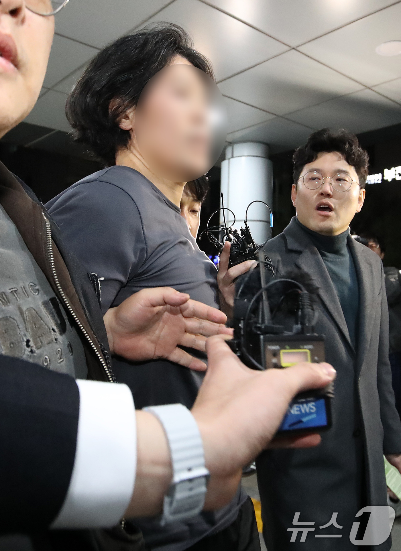 (부산=뉴스1) 윤일지 기자 = 부산의 한 아파트에서 항공사 기장을 흉기로 살해한 혐의를 받는 50대 피의자 A 씨가 17일 오후 부산진경찰서로 압송되고 있다.A 씨는 전 직장 동 …