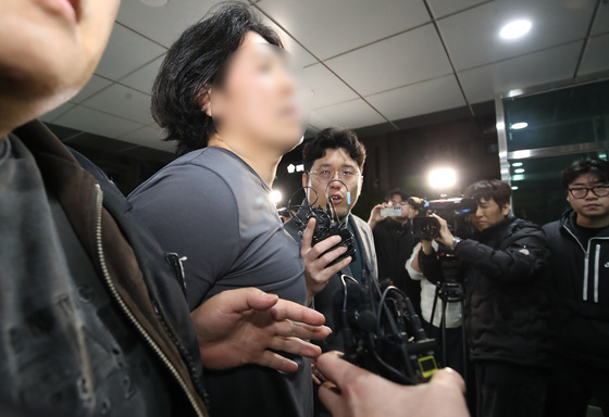 부산진경찰서로 압송되는 부산 항공사 기장 살해 피의자