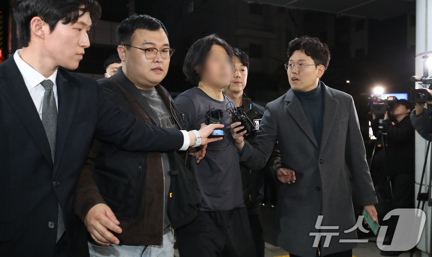 (부산=뉴스1) 윤일지 기자 = 부산의 한 아파트에서 항공사 기장을 흉기로 살해한 혐의를 받는 50대 피의자 A 씨가 17일 오후 부산진경찰서로 압송되고 있다.A 씨는 전 직장 동 …