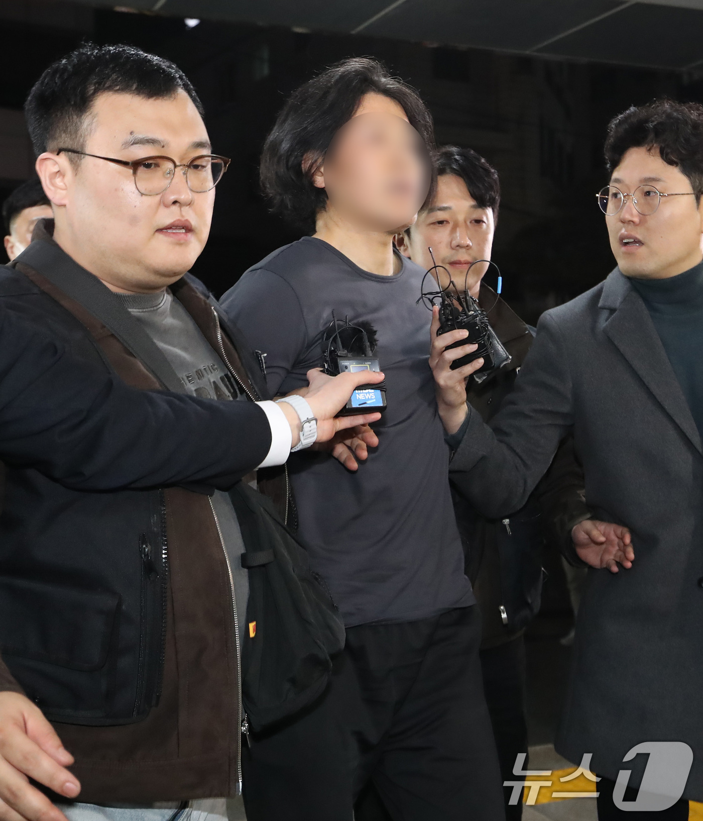 (부산=뉴스1) 윤일지 기자 = 부산의 한 아파트에서 항공사 기장을 흉기로 살해한 혐의를 받는 50대 피의자 A 씨가 17일 오후 부산진경찰서로 압송되고 있다.A 씨는 전 직장 동 …