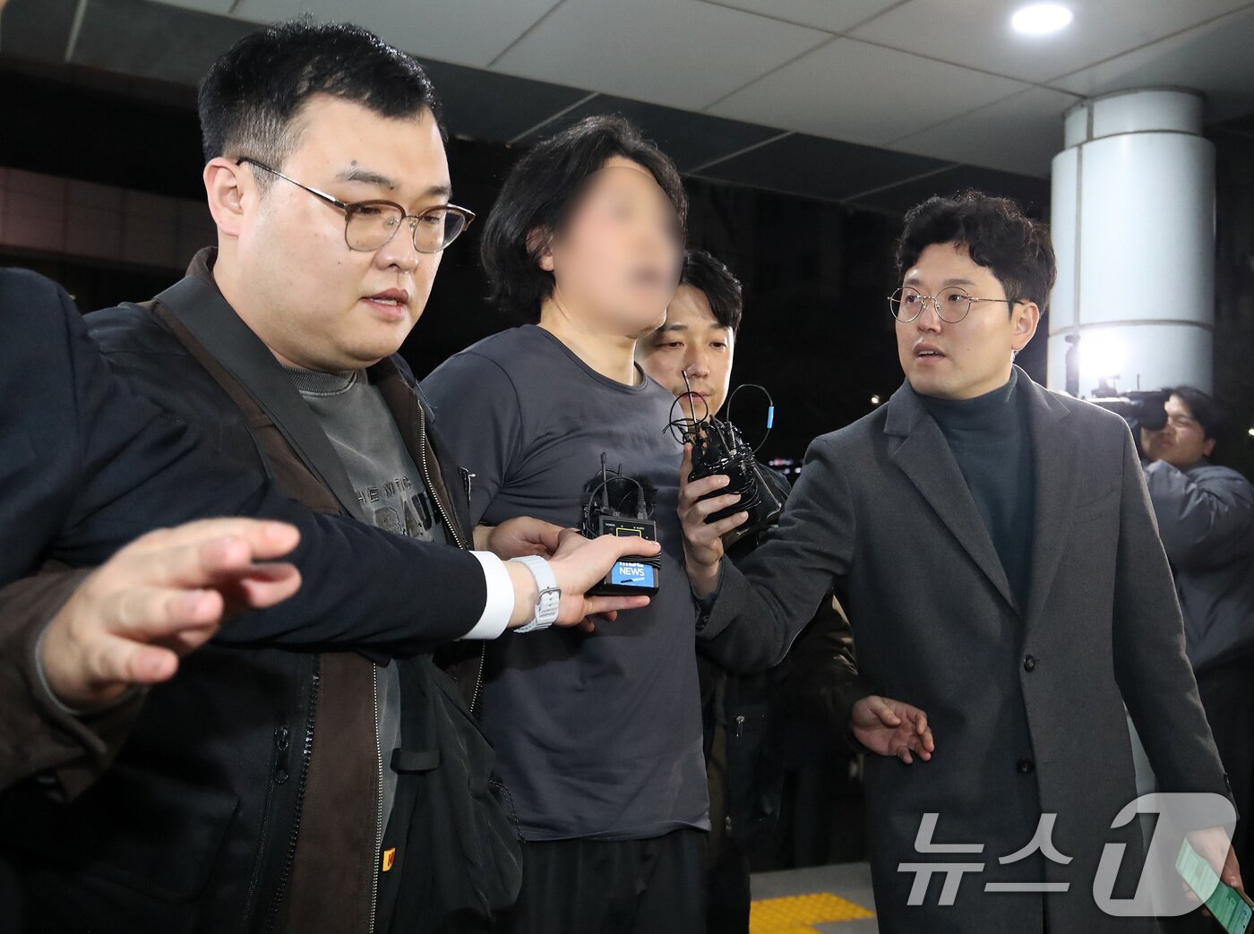 본문 이미지 - 부산의 한 아파트에서 항공사 기장을 흉기로 살해한 혐의를 받는 50대 피의자 A 씨가 17일 오후 부산진경찰서로 압송되고 있다. A 씨는 전 직장 동료인 국내 항공사 기장 B 씨(50대·남)를 살해한 후 울산의 한 모텔에 숨어있다가 경찰에 붙잡혔다. 2026.3.17 ⓒ 뉴스1 윤일지 기자