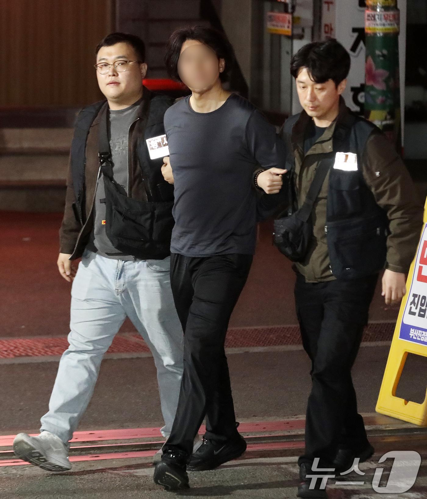 (부산=뉴스1) 윤일지 기자 = 부산의 한 아파트에서 항공사 기장을 흉기로 살해한 혐의를 받는 50대 피의자 A 씨가 17일 오후 부산진경찰서로 압송되고 있다.A 씨는 전 직장 동 …