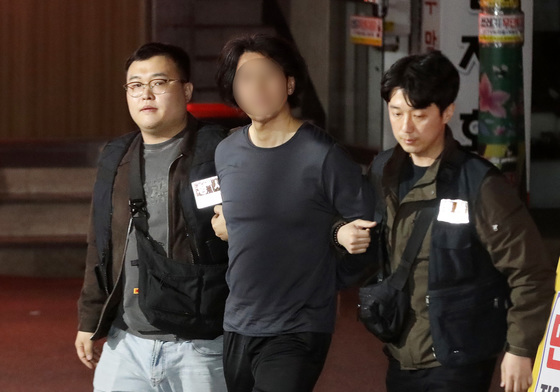 울산서 검거된 항공사 기장 살해 피의자, 부산진경찰서 압송