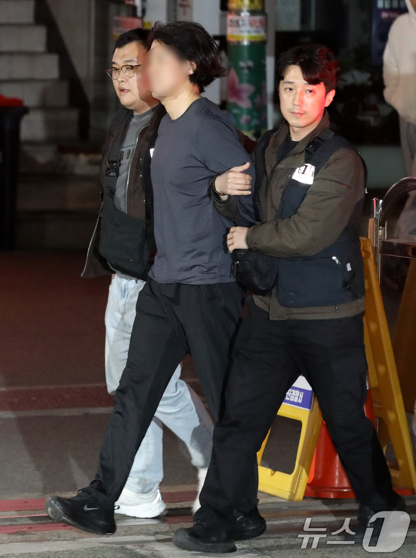 (부산=뉴스1) 윤일지 기자 = 부산의 한 아파트에서 항공사 기장을 흉기로 살해한 혐의를 받는 50대 피의자 A 씨가 17일 오후 부산진경찰서로 압송되고 있다.A 씨는 전 직장 동 …