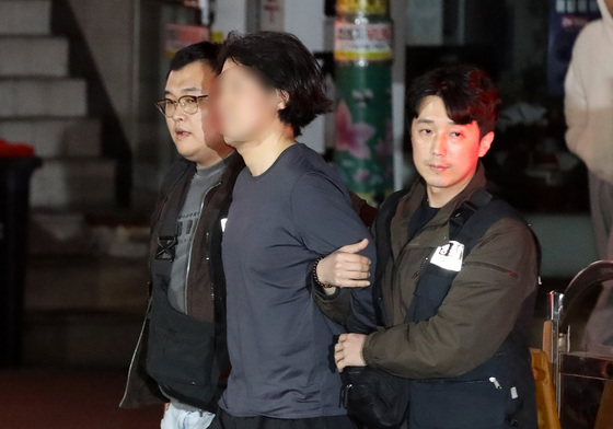 울산서 검거된 항공사 기장 살해 피의자, 부산진경찰서 압송