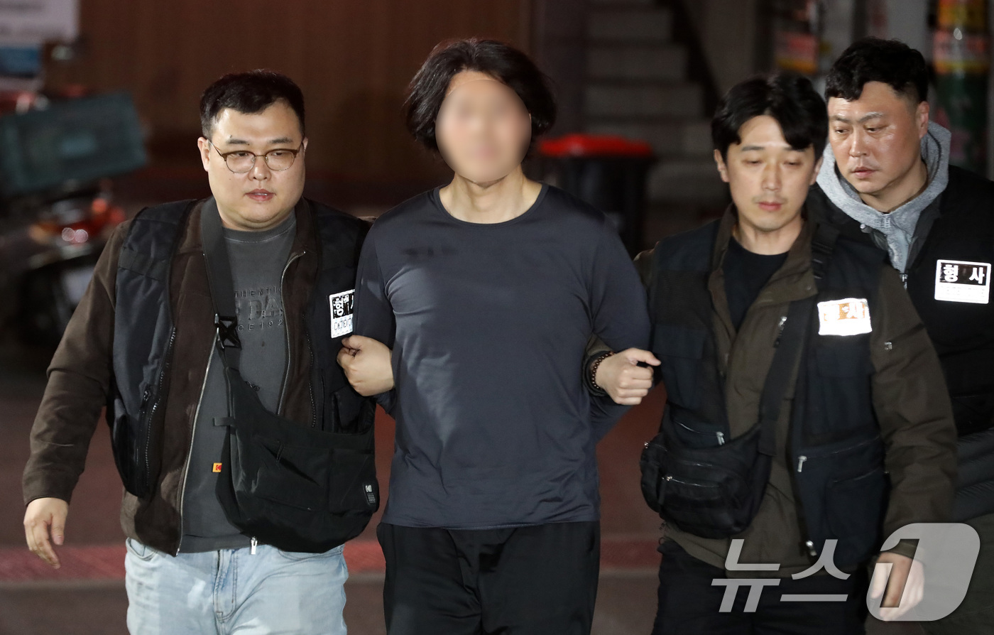 (부산=뉴스1) 윤일지 기자 = 부산의 한 아파트에서 항공사 기장을 흉기로 살해한 혐의를 받는 50대 피의자 A 씨가 17일 오후 부산진경찰서로 압송되고 있다.A 씨는 전 직장 동 …