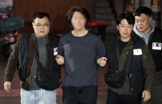부산진경찰서로 압송되는 부산 항공사 기장 살해 피의자