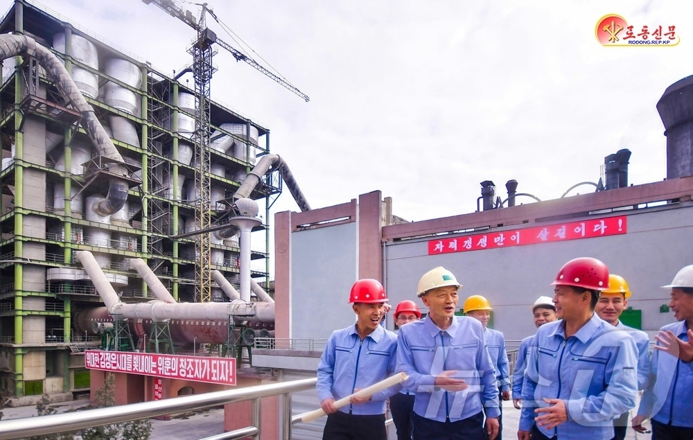 (평양 노동신문=뉴스1) = 북한 노동당 기관지 노동신문은 18일 "조국과 혁명의 부름앞에 언제나 충실해 온 상원노동계급이 계속혁신의 한길로 내달린다"라고 보도했다. 상원엔 북한 …