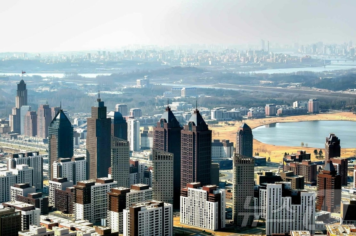 (평양 노동신문=뉴스1) = 북한 노동당 기관지 노동신문은 18일 "우리 당의 인민대중제일주의정치가 펼친 번영과 부흥의 새 전기와 더불어 선진 문명을 체현한 대건축군의 웅자로 장관 …