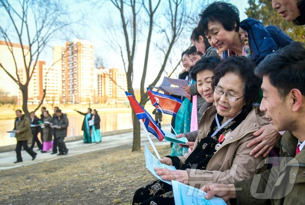 (평양 노동신문=뉴스1) = 북한 노동당 기관지 노동신문은 18일 "우리 당의 인민대중제일주의정치가 펼친 번영과 부흥의 새 전기와 더불어 선진 문명을 체현한 대건축군의 웅자로 장관 …