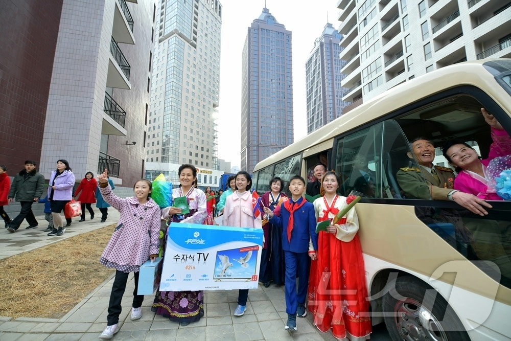 (평양 노동신문=뉴스1) = 북한 노동당 기관지 노동신문은 18일 "우리 당의 인민대중제일주의정치가 펼친 번영과 부흥의 새 전기와 더불어 선진 문명을 체현한 대건축군의 웅자로 장관 …