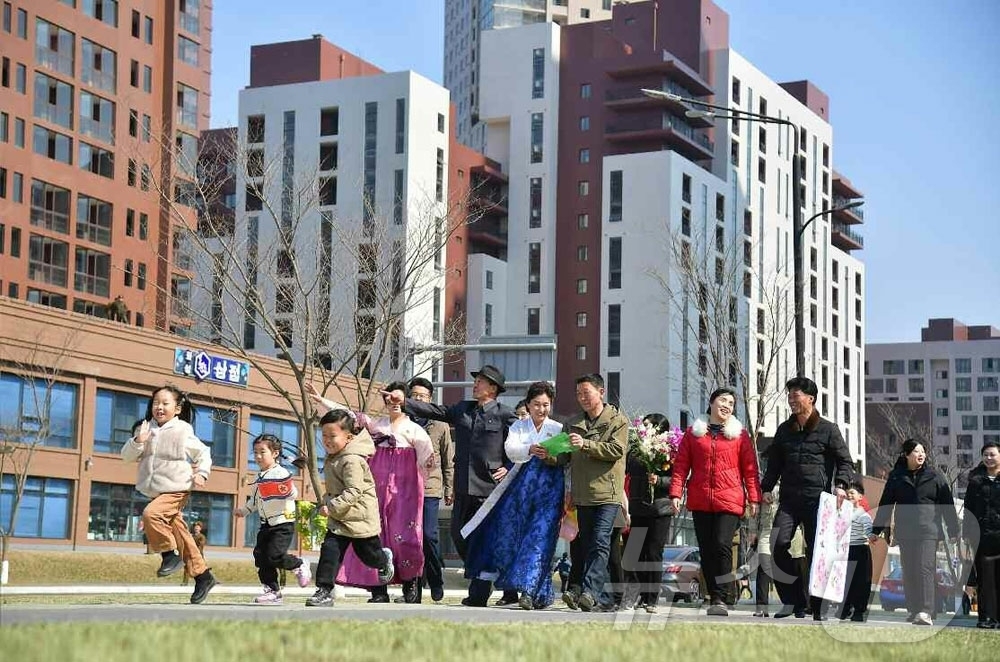 (평양 노동신문=뉴스1) = 북한 노동당 기관지 노동신문은 18일 "우리 당의 인민대중제일주의정치가 펼친 번영과 부흥의 새 전기와 더불어 선진 문명을 체현한 대건축군의 웅자로 장관 …