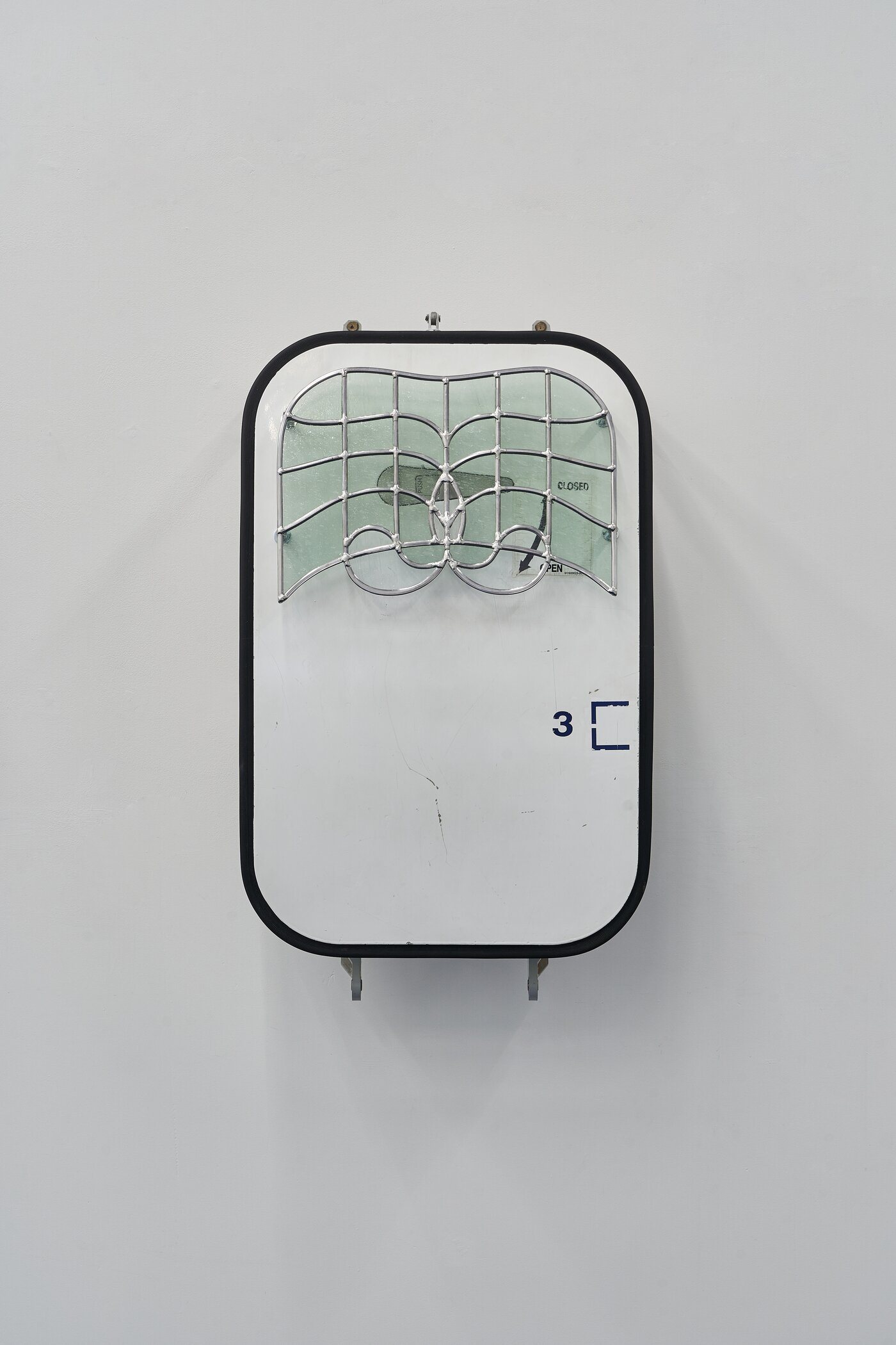 본문 이미지 - Ju Young Kim_For a moment it felt like a porch between two skies #1_2026_Aircraft door panel, stainless steel, stained glass_71 x 47 x 29 cm_2  (이미지 크레딧, P21 제공, 사진 김윤식).