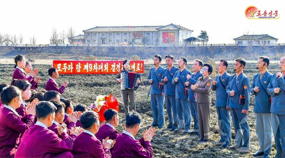 (평양 노동신문=뉴스1) = 북한 노동당 기관지 노동신문은 18일 농장벌에 달려나가 힘있는 경제선동으로 농업근로자들을 불러 일으키고 있는 황해북도 당 집중강연 선전대원들을 조명했다 …