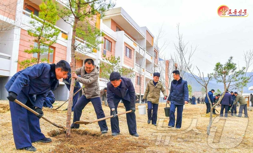 (평양 노동신문=뉴스1) = 북한 노동당 기관지 노동신문은 18일 "농촌마을의 원림녹화는 중요한 당 정책적 요구"이라며 "농촌마을에 수종이 좋은 나무를 많이 심자"라고 당부했다. …