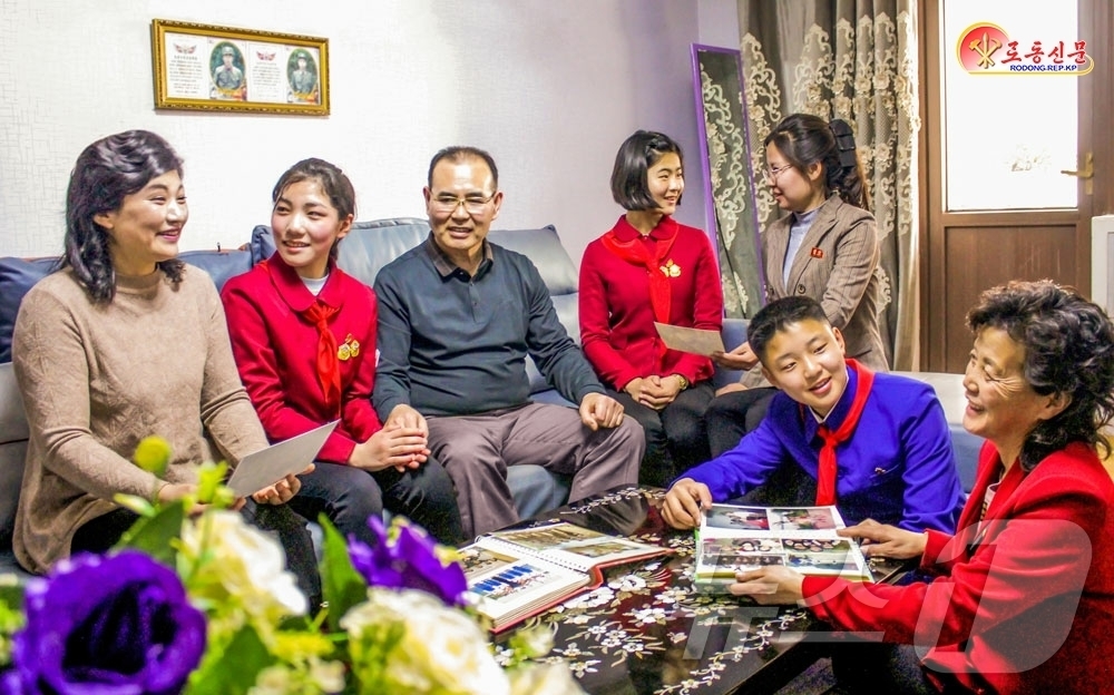 (평양 노동신문=뉴스1) = 북한 노동당 기관지 노동신문은 18일 "형제산구역 전위2동에 살고 있는 다자녀 세대가 새 살림집에서 행복한 생활을 누리고 있다"라고 보도했다. [국내에 …