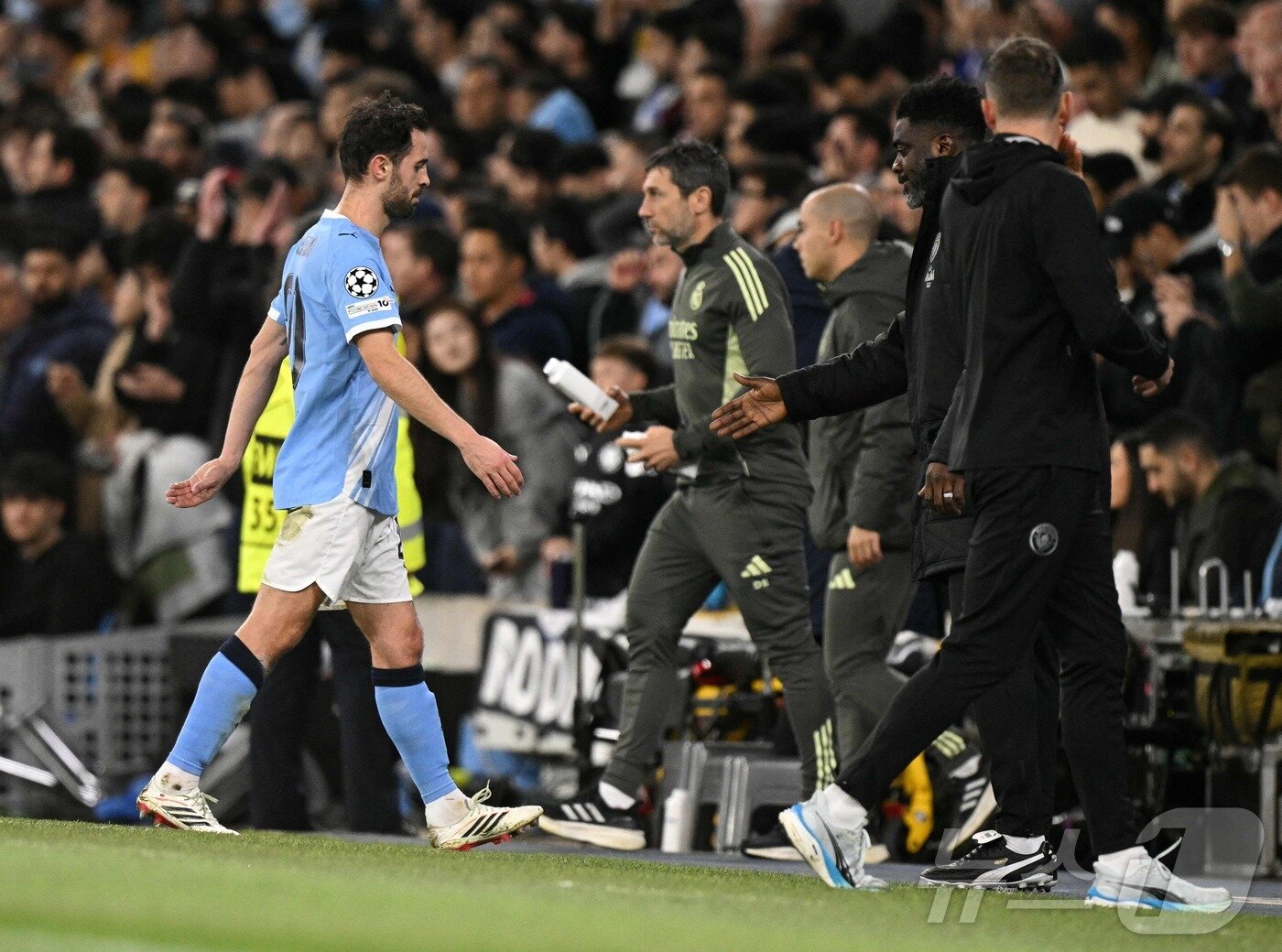 본문 이미지 - 맨체스터 시티 미드필더 베르나르두 실바가 18일(한국시간) 열린 레알 마드리드와 2025-26 UEFA 챔피언스리그 16강 2차전에서 전반 20분 만에 핸드볼 파울로 퇴장당했다. ⓒ AFP=뉴스1
