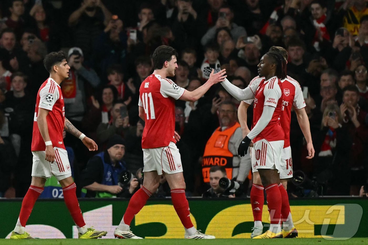 본문 이미지 - 아스널이 18일(한국시간) 열린 2025-26 UEFA 챔피언스리그 16강 2차전에서 바이어 04 레버쿠젠을 2-0으로 꺾고 8강에 진출했다. ⓒ AFP=뉴스1