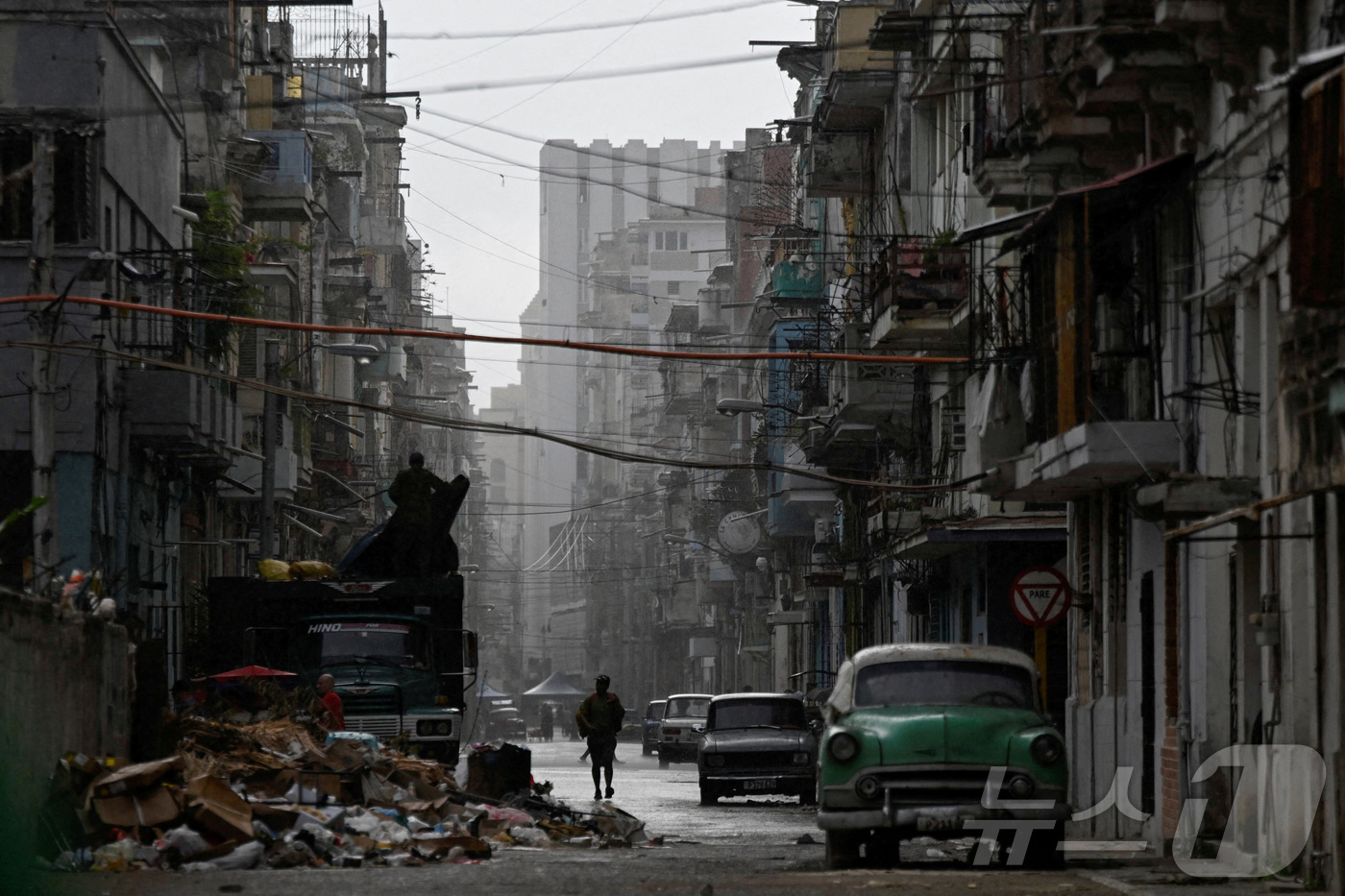 (아바나 로이터=뉴스1) 윤다정 기자 = 17일(현지시간) 한 남성이 쿠바 아바나 거리를 걷고 있다. 쿠바 에너지광산부에 따르면 전국적인 정전으로 약 1000만 명이 불편을 겪은 …
