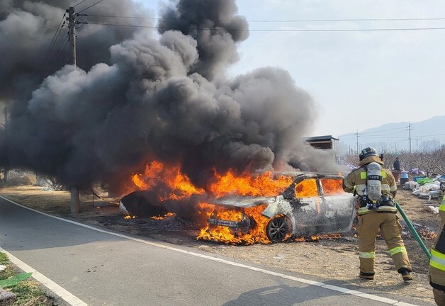 경북 경산서 잡풀 소각하다 농막·승합차 불…40분 만에 진화