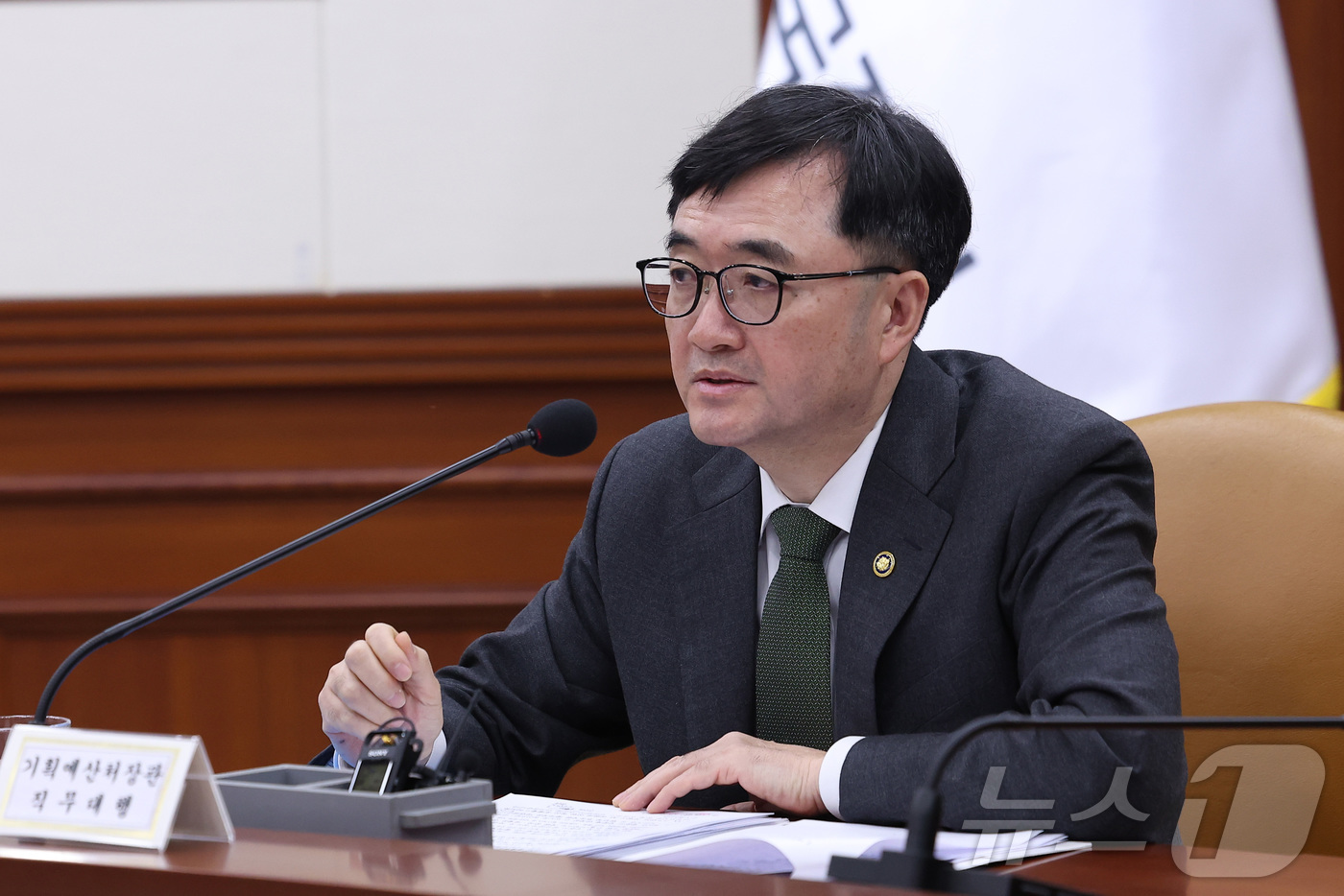 (서울=뉴스1) 김성진 기자 = 임기근 기획예산처 장관 직무대행 차관이 18일 서울 종로구 정부서울청사에서 열린 비상경제장관회의 겸 공급망안전위원회에서 발언하고 있다. 2026.3 …