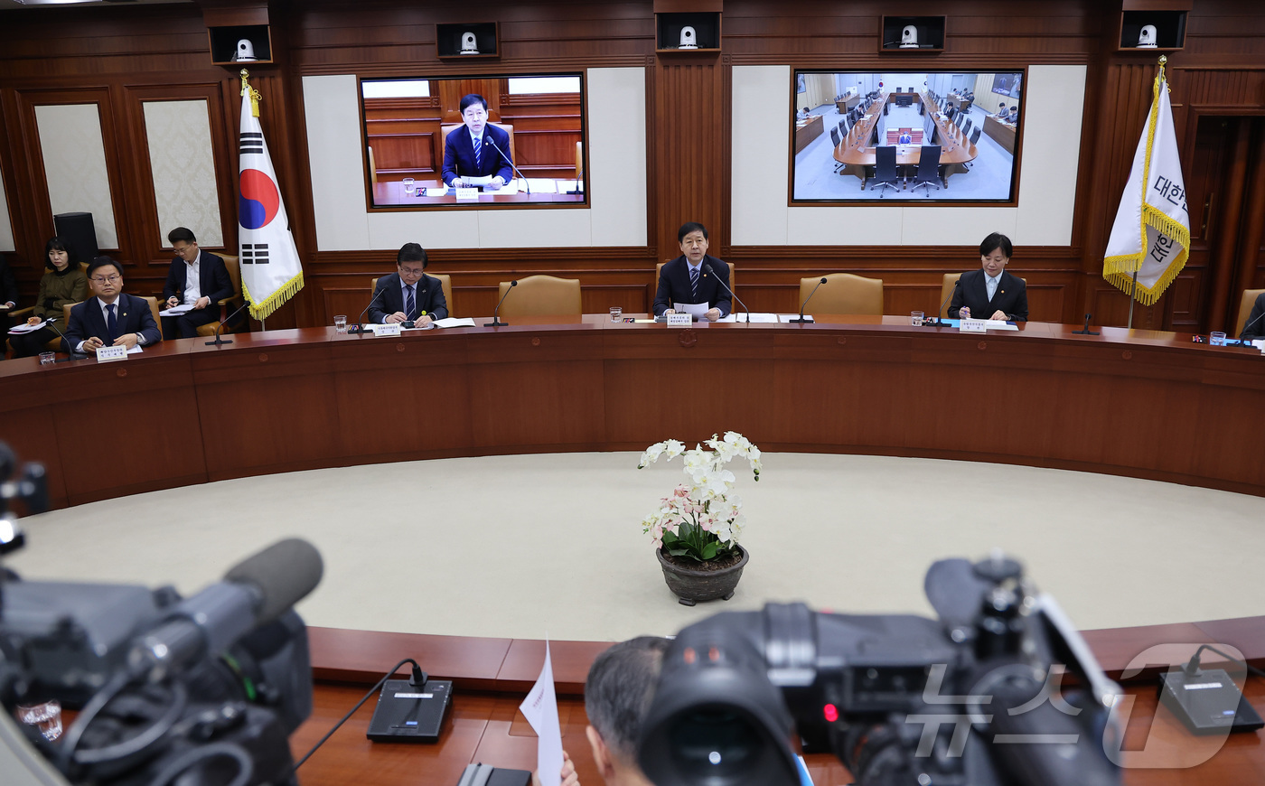 (서울=뉴스1) 김성진 기자 = 구윤철 경제부총리 겸 재정경제부 장관이 18일 서울 종로구 정부서울청사에서 열린 비상경제장관회의 겸 공급망안전위원회, 대외경제장관회의에서 모두발언을 …