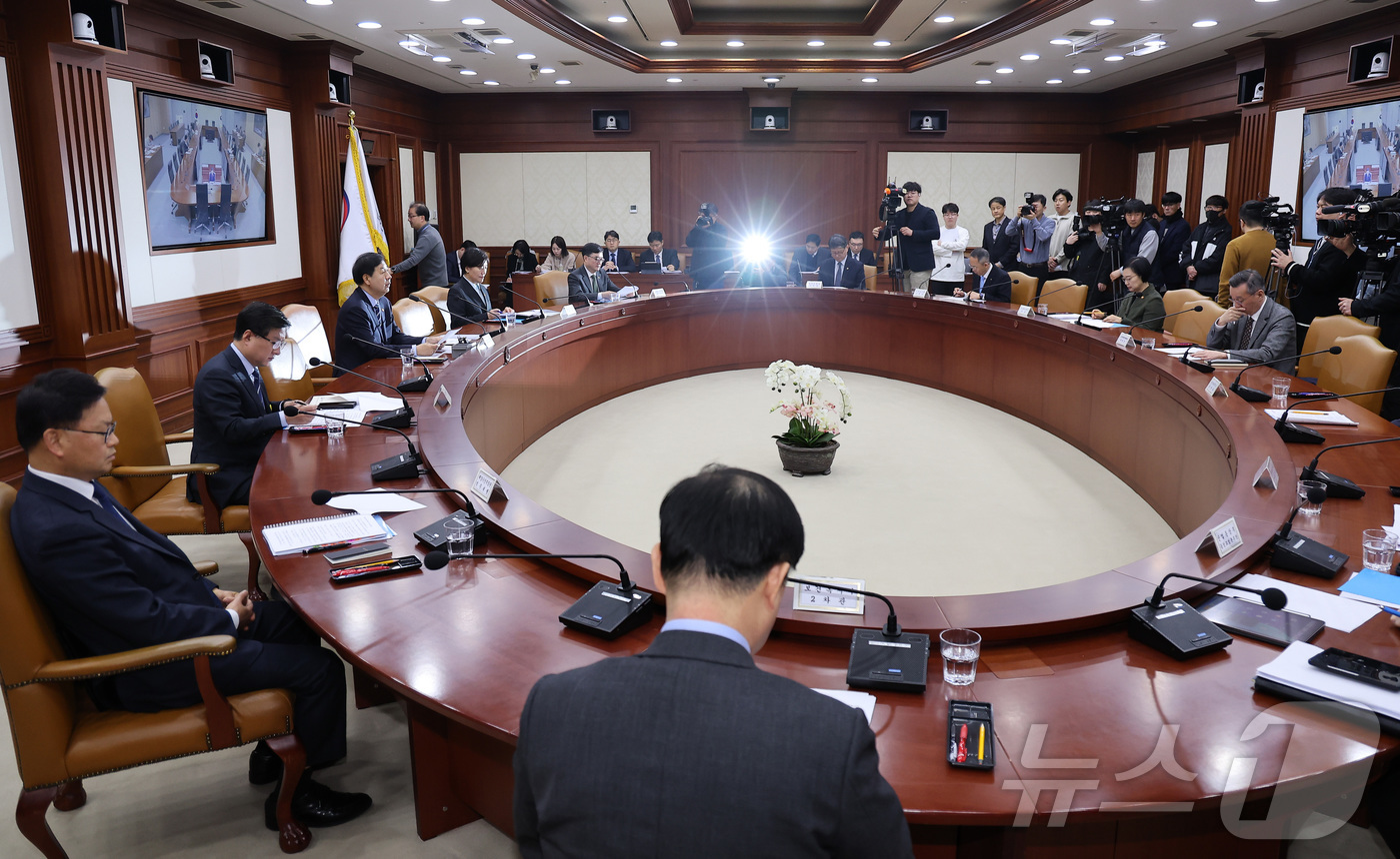 (서울=뉴스1) 김성진 기자 = 구윤철 경제부총리 겸 재정경제부 장관이 18일 서울 종로구 정부서울청사에서 열린 비상경제장관회의 겸 공급망안전위원회, 대외경제장관회의에서 모두발언을 …