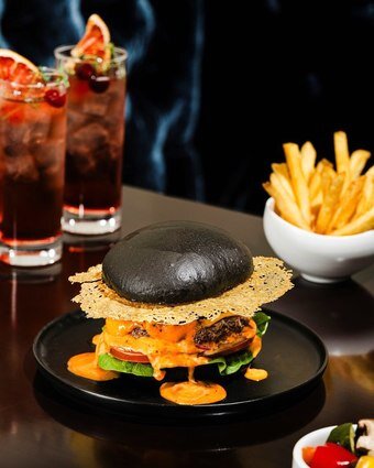 본문 이미지 - 라운지파라다이스의 방탄소년단 컴백 기념 신메뉴 블랙 버거(파라다이스 제공) ⓒ 뉴스1 윤슬빈 관광전문기자