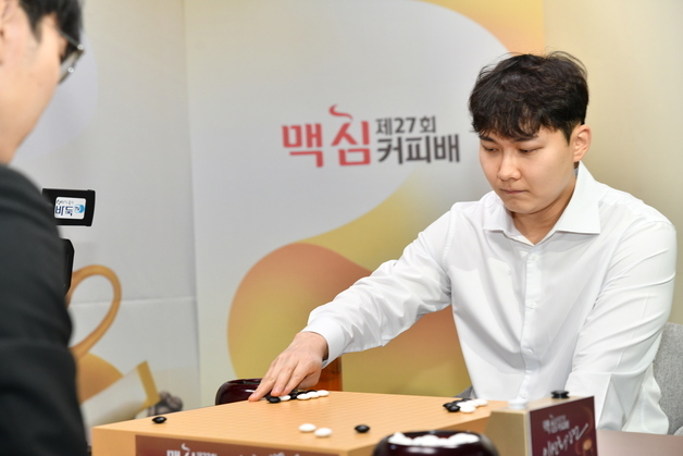 '파죽지세' 박정환 9단, 신진서 꺾고 맥심커피배 결승행…통산 1200승