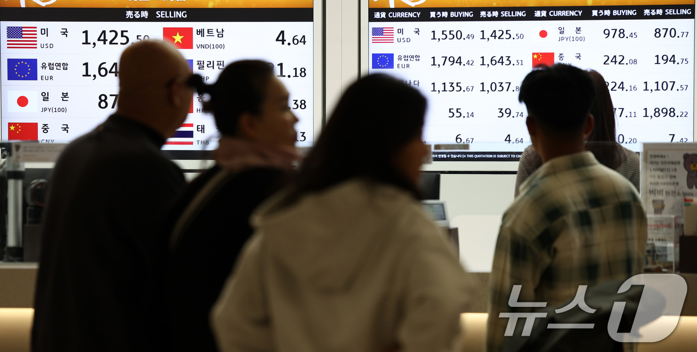 (인천공항=뉴스1) 최지환 기자 = 환율안정 3법(조세특례 제한법 일부개정안, 농어촌특별세법 일부 개정안 등) 본회의 처리를 앞둔 18일 인천국제공항 1터미널 환전소에 환율 정보가 …