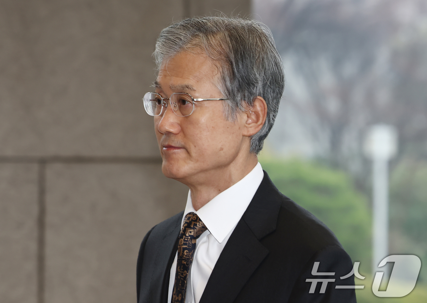 (서울=뉴스1) 김민지 기자 = 조희대 대법원장이 18일 오전 서울 서초구 대법원으로 출근하고 있다.  2026.3.18/뉴스1