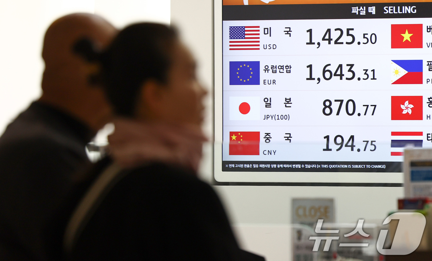 (인천공항=뉴스1) 최지환 기자 = 환율안정 3법(조세특례 제한법 일부개정안, 농어촌특별세법 일부 개정안 등) 본회의 처리를 앞둔 18일 인천국제공항 1터미널 환전소에 환율 정보가 …