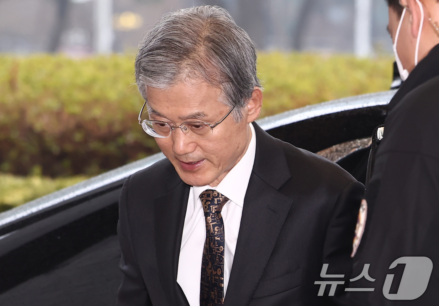 (서울=뉴스1) 김민지 기자 = 조희대 대법원장이 18일 오전 서울 서초구 대법원으로 출근하고 있다.  2026.3.18/뉴스1