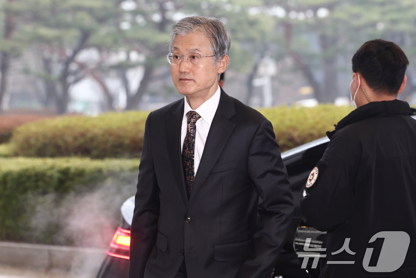 (서울=뉴스1) 김민지 기자 = 조희대 대법원장이 18일 오전 서울 서초구 대법원으로 출근하고 있다. 2026.3.18/뉴스1