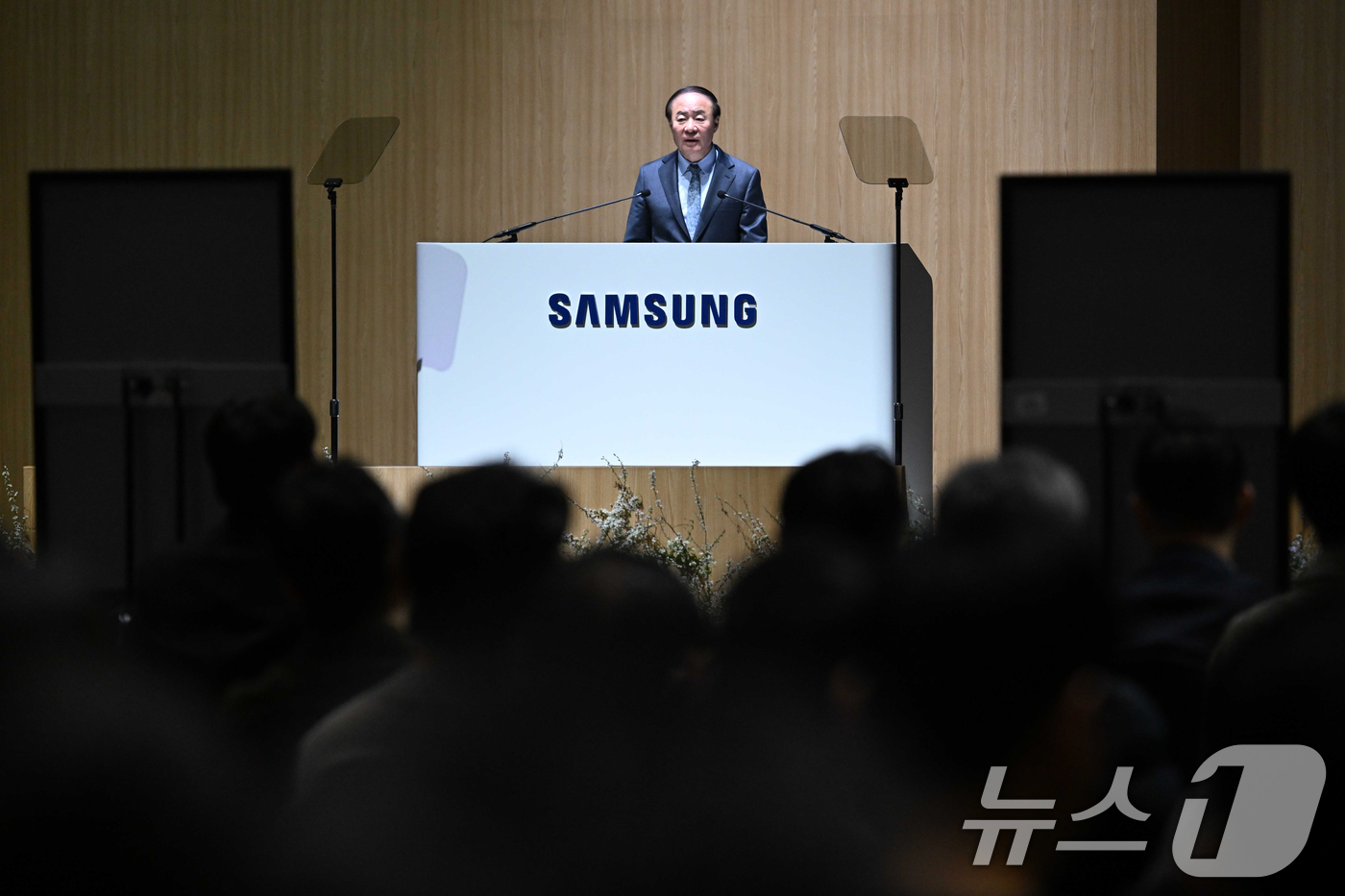 (수원=뉴스1) 김영운 기자 = 의장을 맡은 전영현 삼성전자 대표이사 부회장 겸 DS부문장이 18일 오전 경기 수원시 수원컨벤션센터에서 열린 제57기 정기 주주총회에서 인사말을 하 …